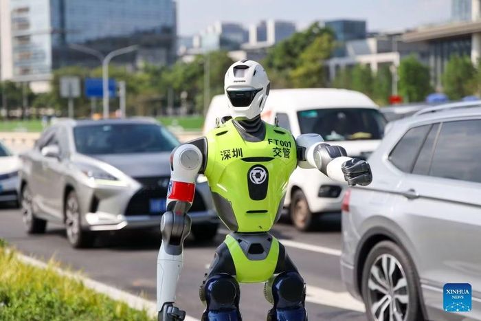 Robot hình người làm nhiệm vụ điều tiết giao thông tại quận Futian, thành phố Thâm Quyến, tỉnh Quảng Đông, ngày 6/8/2026. Ảnh: Xinhua.