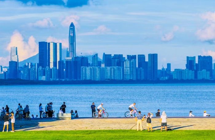 Đạp xe ở vịnh Thâm Quyến. Ảnh: Cục Quản lý Đô thị và Thực thi Pháp luật thành phố Thâm Quyến.