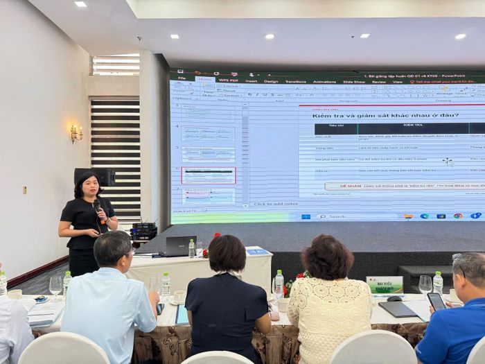Đồng chí Nguyễn Thị Hà, Ủy viên Ủy ban Kiểm tra Tổng Liên đoàn Lao động Việt Nam trao đổi với đại biểu các quy định về công tác kiểm tra, giám sát.
