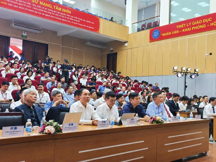 Diễn đàn có sự tham dự của các chuyên gia, nhà khoa học đầu ngành trong lĩnh vực mỏ - địa chất, các nhà quản lý cùng đông đảo giảng viên, sinh viên Trường Đại học Mỏ - Địa chất.