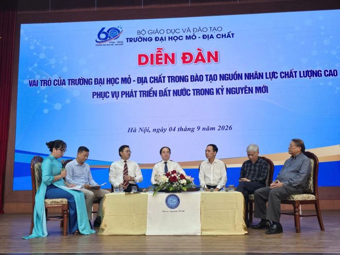 Các chuyên gia tham gia phiên thảo luận tập trung trao đổi về định hướng đào tạo nguồn nhân lực trong các lĩnh vực công nghệ, chiến lược phát triển khoa học - công nghệ về địa chất, khoáng sản, năng lượng và môi trường.