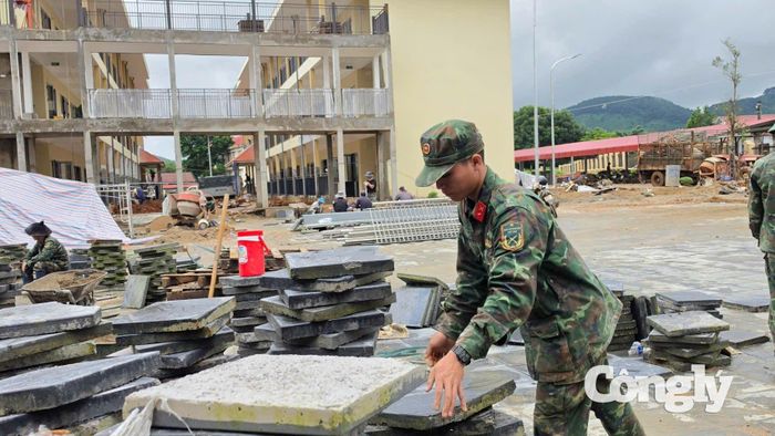 Nhờ giúp sức của những chiến sĩ quân hàm xanh mà những ngồi trường biên giới hoàn thiện khang trang.