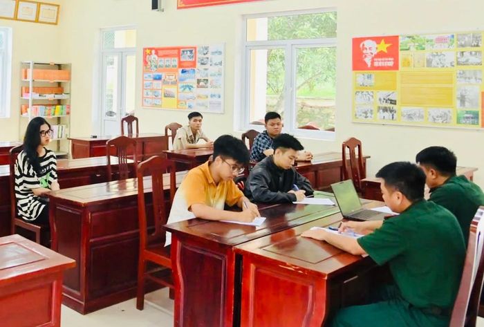 Lực lượng chức năng Thanh Hóa làm việc với nhóm người nhập cảnh trái phép