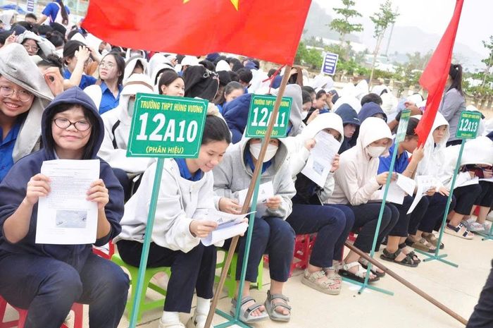 Các em học sinh tham gia buổi hướng dẫn.