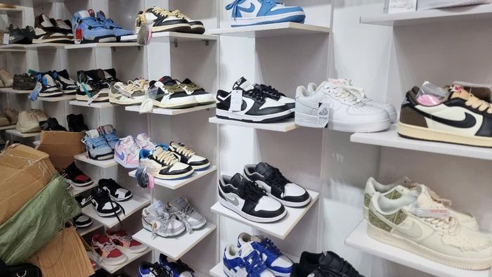 Nguyễn Đình Quý có hành vi mua bán 458 đôi giày các nhãn hiệu Nike và Adidas, tổng trị giá hàng hóa là hơn 340 triệu đồng. (Ảnh minh họa)