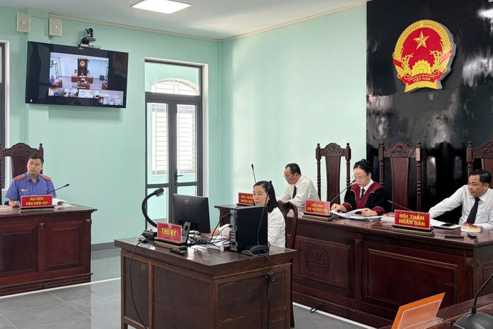 Hội đồng xét xử tại trụ sở TAND khu vực 4 - Huế.