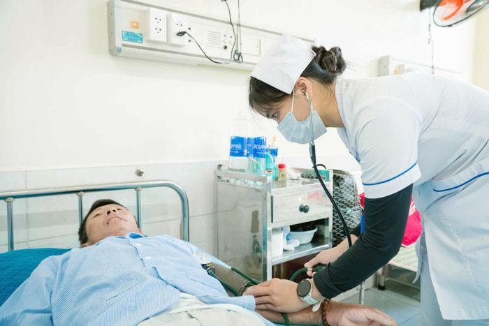 Ông Đinh Tấn Pháp có nhiều vết xây xát da ở nhiều vị trí và tình trạng viêm phổi chưa xác định tác nhân.