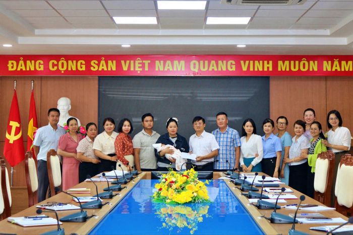 Cặp vợ chồng nhận nuôi bé sơ sinh bị bỏ rơi.