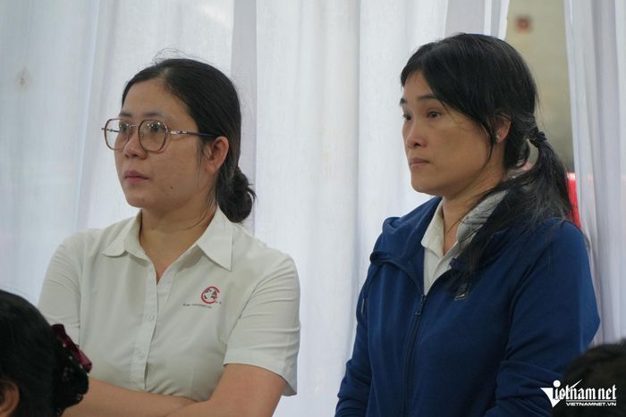 Hai đồng nghiệp của chị M. (vợ anh Quang) tại tang lễ. Ảnh: Hoàng Anh