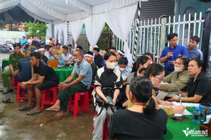 Người thân, hàng xóm, đồng nghiệp đến chia buồn cùng gia đình nạn nhân. Ảnh: Hoàng Anh