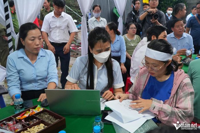 Trung tâm hành chính công xã Bình Minh đến hỗ trợ thủ tục làm giấy báo tử cho 3 mẹ con, trước khi đưa về quê nhà. Ảnh: Hoàng Anh