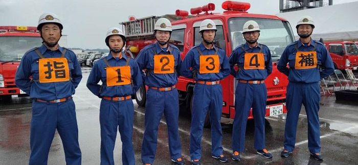 Anh Qui (thứ hai từ trái sang) dù bận rộn vẫn dành thời gian tham gia các buổi tuần tra 