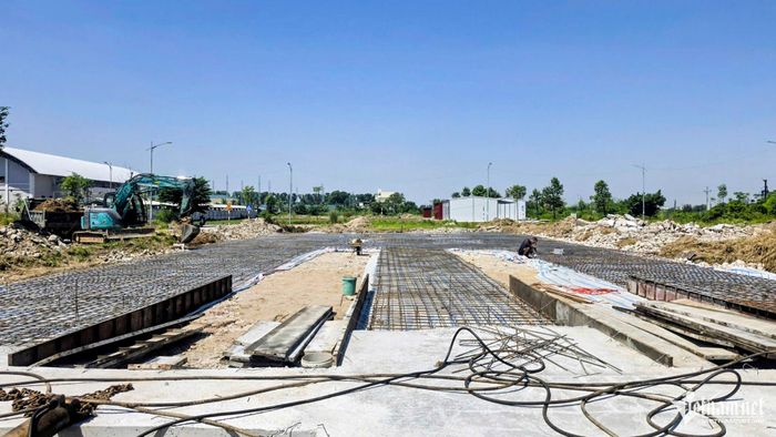 Phần móng tại vị trí mới đang được thi công, chuẩn bị phục vụ việc di dời nguyên khối căn biệt thự.