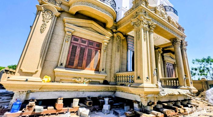 Căn biệt thự được kích nâng để chuẩn bị di dời nguyên khối, phục vụ giải phóng mặt bằng dự án đường kết nối sân bay Gia Bình với Hà Nội.