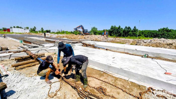 Máy móc, thiết bị được đưa đến hiện trường để phục vụ việc di dời căn biệt thự.