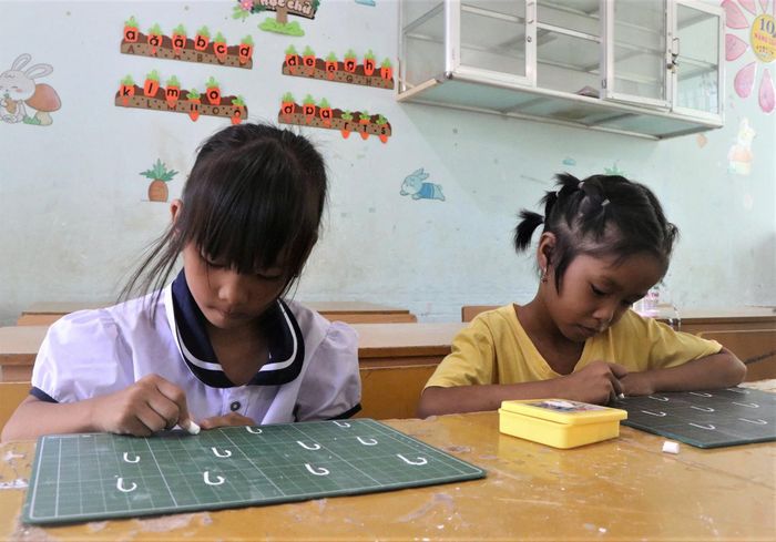 Tăng cường tiếng Việt giúp học sinh DTTS làm quen với trường lớp, thầy cô và nền nếp học tập trước khi vào lớp 1.
