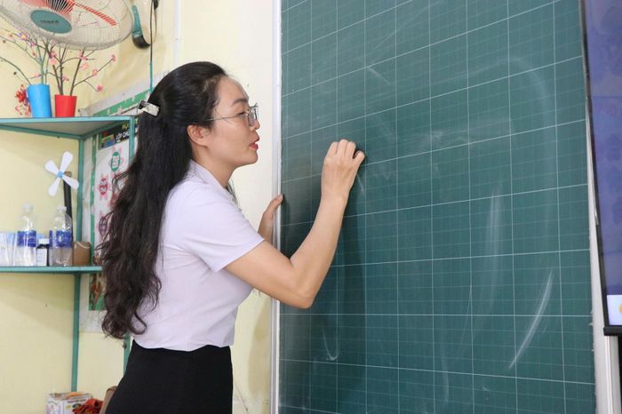 Giáo viên Trường Tiểu học Lương Thế Vinh (xã Ea Wer, tỉnh Đắk Lắk) rèn luyện kỹ năng đọc, viết tiếng Việt cho học sinh chuẩn bị vào lớp 1