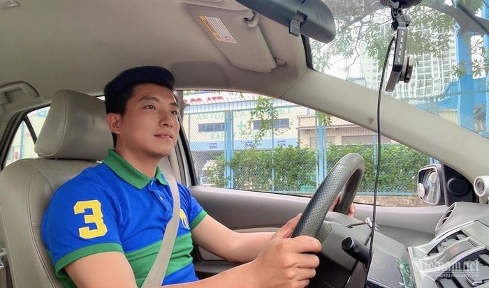 Anh Hoàng Văn Tân có kinh nghiệm gần 20 năm dạy lái xe tại Hà Nội. Ảnh NVCC