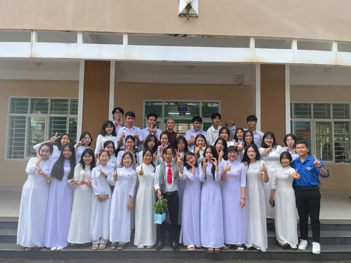 Thầy Vi trước đó khoẻ mạnh, chụp ảnh cùng các học trò. Ảnh: GĐCC