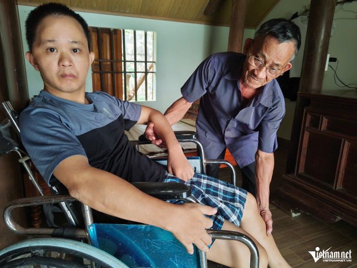 Ngoài 70 tuổi, hằng ngày ông Thế vẫn tự tay chăm sóc con trai bị liệt. Ảnh: Sỹ Thông