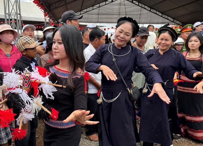 Đồng bào các dân tộc hòa vào vòng xoang đoàn kết