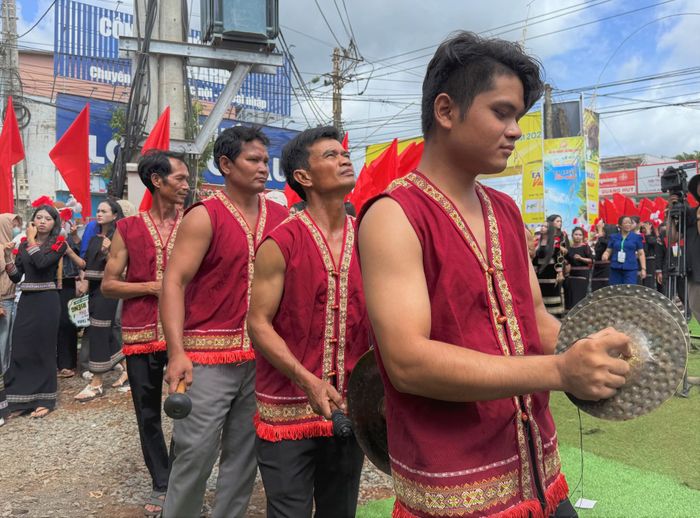 Tiếng cồng chiêng là sợi dây gắn kết con người với thần linh, thể hiện giá trị văn hóa được trao truyền qua nhiều thế hệ.