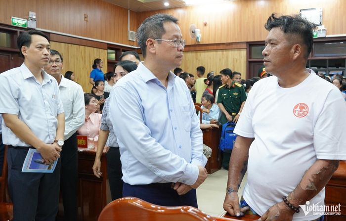 Ông Nguyễn Mạnh Hùng, Chủ tịch UBND TP Đà Nẵng (đứng giữa) thăm hỏi, động viên ngư dân. Ảnh: P.T