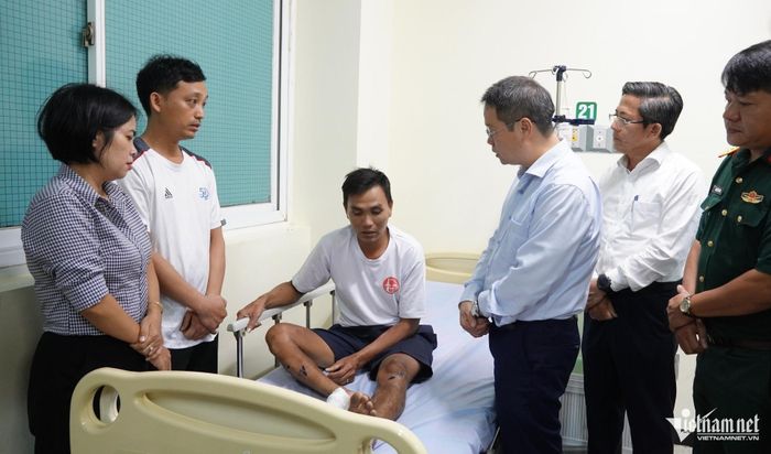 Ngư dân tàu cá gặp nạn trở về trong vòng tay người thân. Ảnh: P.T