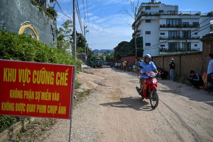 Rất đông người dân tới hiện trường theo dõi việc cưỡng chế. Ảnh: H.T