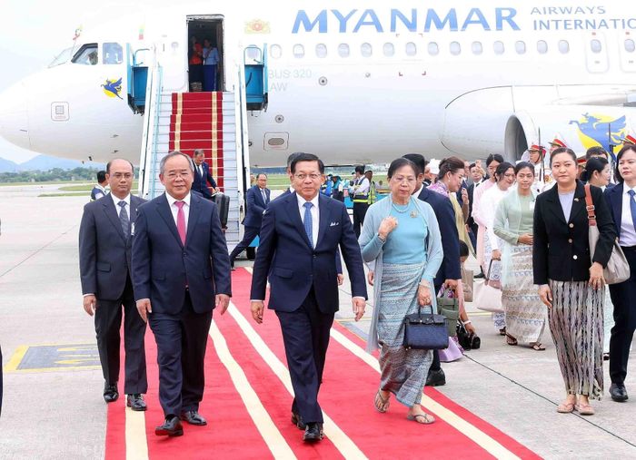 Tổng thống Myanmar Min Aung Hlaing và phu nhân đến Hà Nội. Ảnh: TTXVN