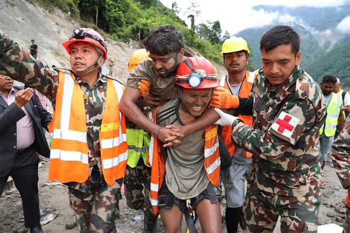 Anh Sanjay Shah được nhân viên cứu hộ cõng sau khi được cứu ra khỏi đường hầm thủy điện. Ảnh: Quân đội Nepal.