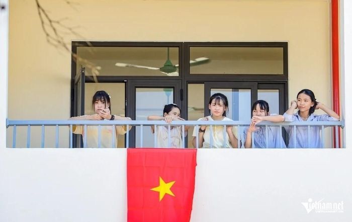 Các em học sinh vui mừng được sống và học tập trong ngôi trường khang trang. Ảnh: Lê Dương