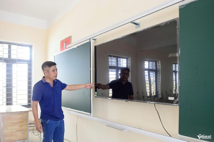 Các phòng học được trang bị bàn ghế, màn hình LED, tủ đựng đồ dùng học sinh. Ảnh: Lê Dương