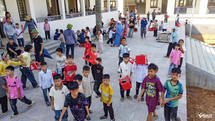Các em học sinh háo hức trước ngày khai giảng ở ngôi trường mới. Ảnh: Lê Dương