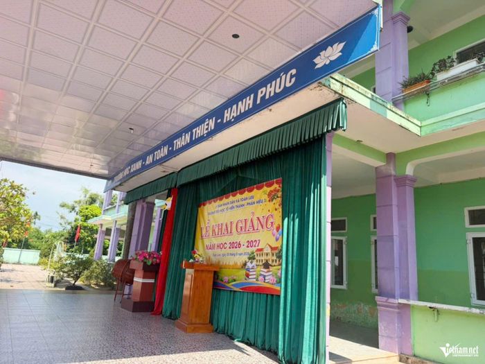 Bục khai giảng được bố trí tại dãy phòng học đang hư hỏng. Nhà trưởng cho biết sẽ "kéo" điện về khu vực này để phục vụ việc khai trường.