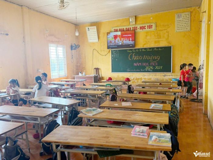 Trường tận dụng phòng ăn để làm chỗ học cho học sinh đầu năm học mới.