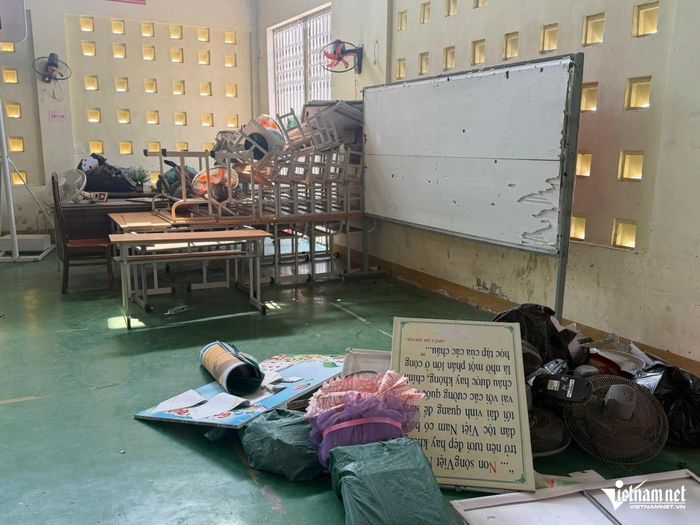Ngổn ngang bàn ghế được tập kết tại Trường Tiểu học Tô Hiến Thành.