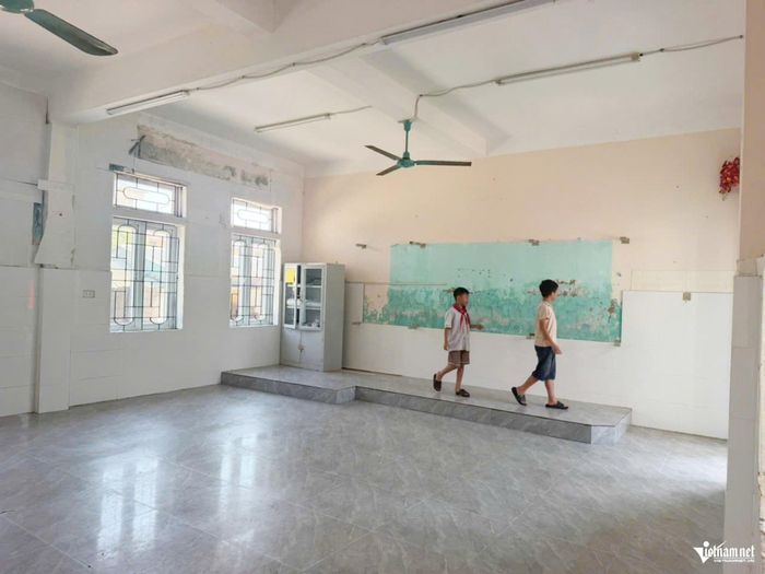 Hệ thống bảng học tại 10 phòng đã được tháo dỡ.