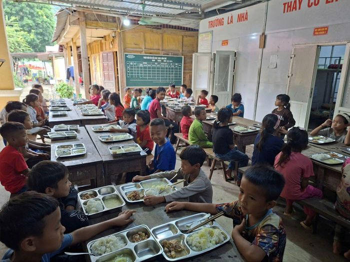 Những suất cơm đầu năm học mới 2026-2027 tại trường phổ thông NTLCTH&THCS Bắc Lý.Ảnh: NTCC