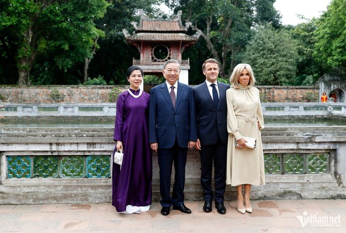 Tổng Bí thư, Chủ tịch nước Tô Lâm và phu nhân cùng Tổng thống Emmanuel Macron và phu nhân thăm Văn Miếu - Quốc Tử Giám trong chuyến thăm Việt Nam của Tổng thống Pháp hồi tháng 5/2025. Ảnh: Phạm Hải