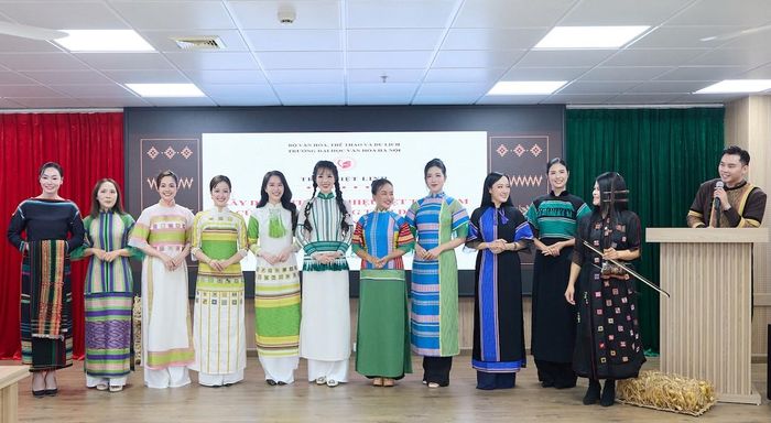 Dàn MC VTV, diễn viên, hoa hậu góp mặt trong lễ bảo vệ thạc sĩ của MC Mạnh Khang. 