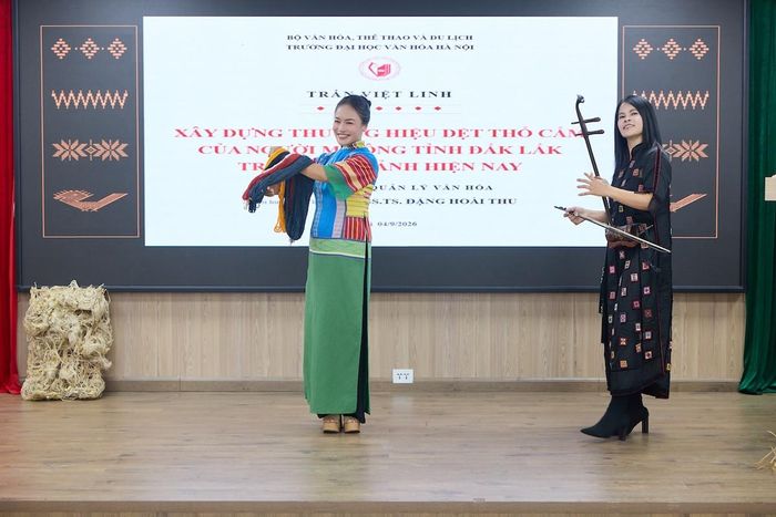 Hoa hậu Ngọc Hân, diễn viên Tú Oanh. 
