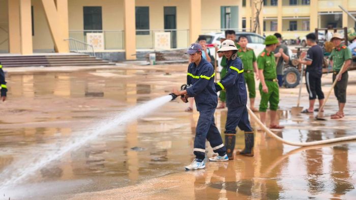 Công an tỉnh Gia Lai hỗ trợ dọn dẹp, vệ sinh tại các điểm trường phổ thông nội trú tại các xã biên giới. Ảnh: An Ninh Gia Lai.
