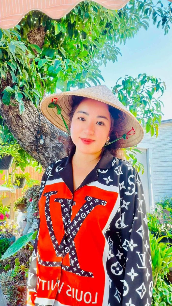 Diễn viên Thúy Nga mê làm vườn ở Mỹ. "Giờ ngày 24 tiếng là 20 tiếng tôi ở ngoài vườn, 4 tiếng đi ngủ, có bữa không kịp tắm luôn", chị viết vui.