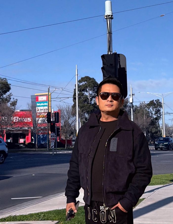 Ca sĩ Bằng Kiều đi dạo Melbourne, Australia trước show diễn.