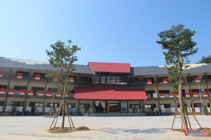 Cờ hoa được trang hoàng tại các phòng học và khuôn viên nhà trường. Ảnh: Trọng Bảo