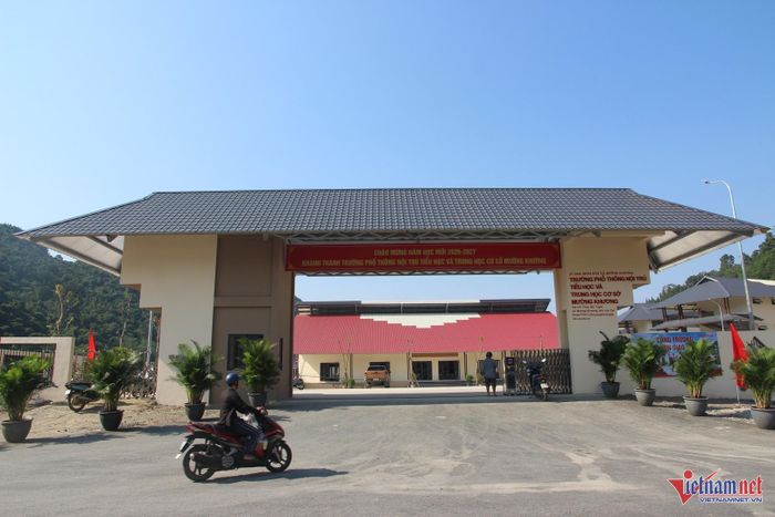 Trường PTDTNT Tiểu học và THCS Mường Khương được lựa chọn là điểm cầu trung tâm tổ chức Lễ khánh thành các trường nội trú liên cấp và khai giảng năm học mới trên toàn quốc. Ảnh: Trọng Bảo