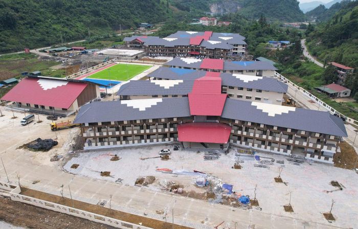 Trường PTDTNT Tiểu học và THCS Mường Khương là một trong bốn trường nội trú biên giới của tỉnh Lào Cai được khánh thành và đưa vào sử dụng trong năm học 2026 - 2027. Trường được đầu tư xây dựng 257 tỷ đồng với quy mô 28 lớp học. Ảnh: Trọng Bảo