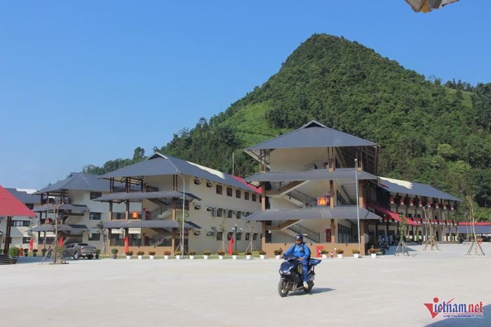 Trường PTDTNT Tiểu học và THCS Mường Khương được đầu tư xây dựng khang trang, hiện đại. Ảnh: Trọng Bảo