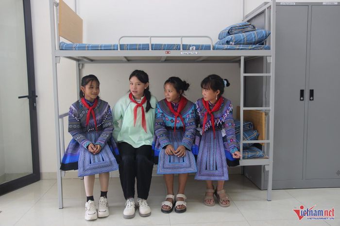 ô trò nhỏ Lù Thị Liên (thứ 2 từ trái qua) tự hứa với bản thân sẽ cố gắng học tập để đạt thành tích tốt nhất. Ảnh Trọng Bảo